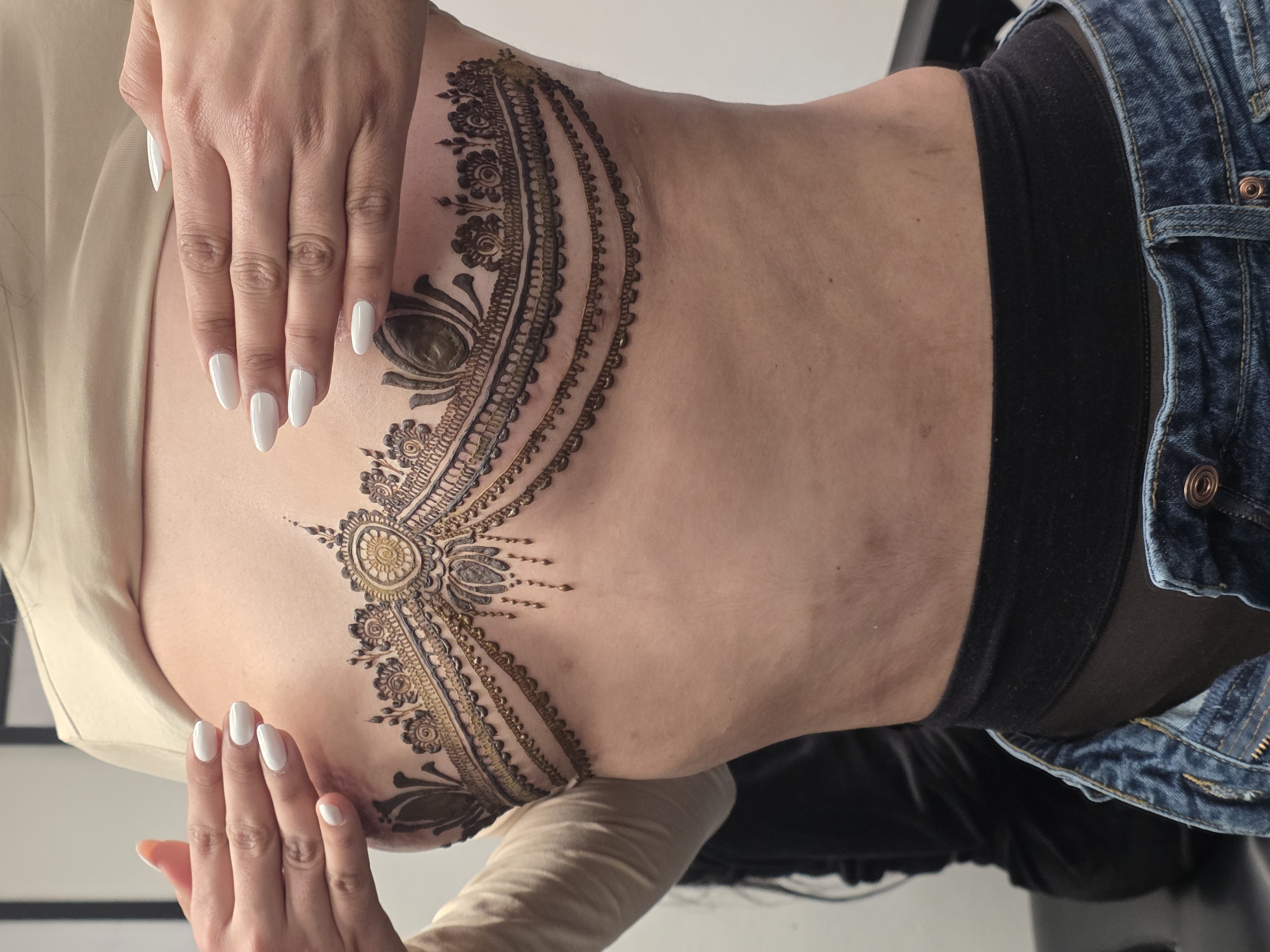 Elegant mehndi pattern by Henna by Veena